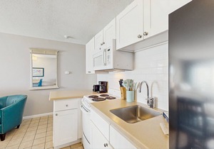 Oceanfront studio with lovely views, AC & great location - dogs welcome