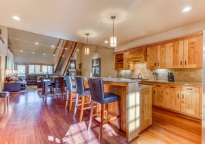 Penthouse condo w/mountain views & shared pool/hot tub - close to ski access