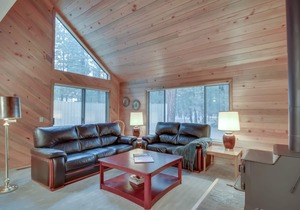 Quiet retreat with washer/dryer, pool, & hot tub - dog-friendly in Black Butte Ranch