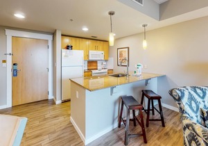 Serene condo with pool, hot tub, balcony, full kitchen, golf, tennis