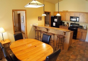 Upper level 2 bedroom condo with courtyard view and easy access to ski runs in Sun Peaks