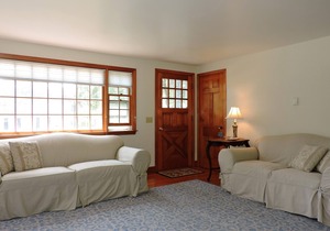 Wonderful sunny corner lot walk to Falmouth Heights Beach