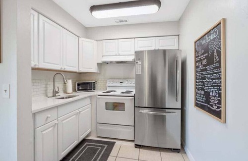 Holiday Beach Condo | Holiday Haven! 2- Min Walk to Sandy Beach!