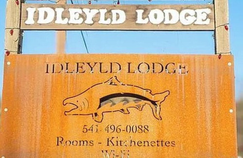 Roseburg Bed & Breakfast | 1 Bedroom Queen Suite- Historic Lodge on the North Umpqua River