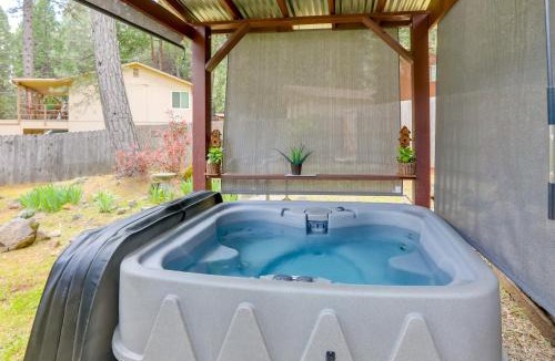 Placerville House | 1 Mi to Lake: Hot Tub Haven in Pollock Pines!