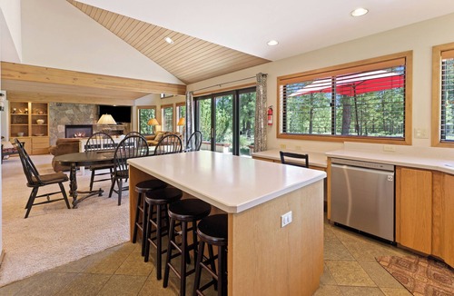 Sunriver House | 10 Tan Oak - Elegant & Peaceful, Hot Tub, Single Level, SHARC Passes, Close to Ft Rock