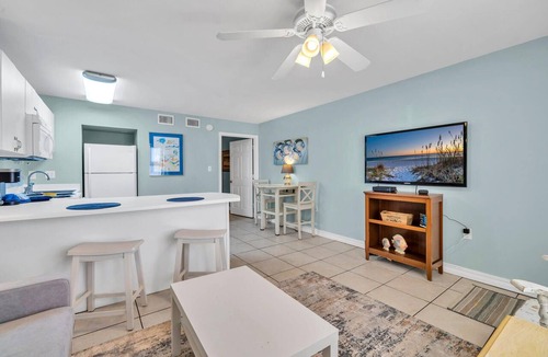 Fort Walton Beach Condo | 105 Tropical Isle Cozy Gulfside Condo ~ Beach Svc Included ~ AUG SALE