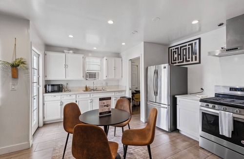 Mid City House | 10mins to Rodeo Drive, 15mins to Venice Modern 4BDR | Shenandoah by AvantStay