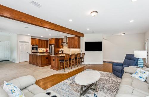 East Hill House | 1585 E Blount St