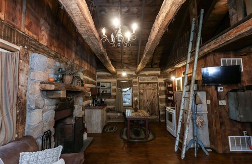 Narvon Cabin | 1800's Restored Log Cabin in Woods - 15 Min. Off Pa Turnpike