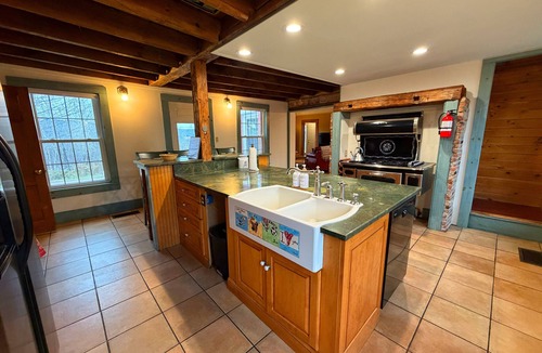 Waterbury House | 1847 Farmhouse Retreat: Hot Tub, AC, EV Charger + Mountain Views