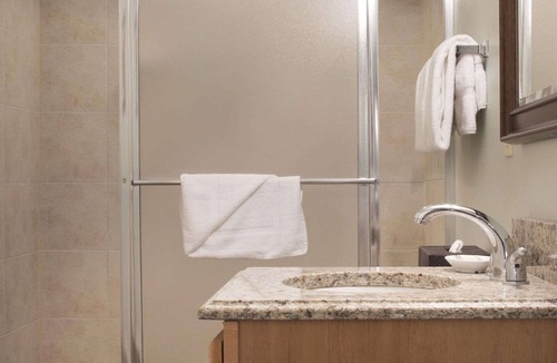Table Rock Hotel | 1BD Deluxe/Branson - Pools, Gym, BBQ, Game Room!