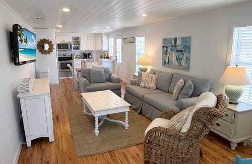 Crystal Beach House | 2 Homes in One | Putting Green | Pool | Golf Cart