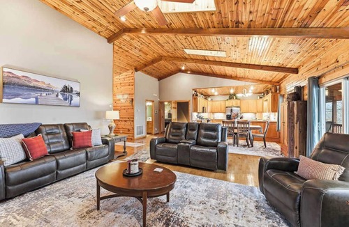 Sylvan Shores Cabin | 2 miles to Starkey Marina | Hot Tub | Beaver Lake
