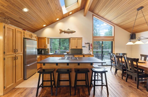 Sunriver House | 2 Quail- Elegant & Modern, 3 Min. Walk to SHARC & Passes, Hot Tub, Fireplace, Bikes