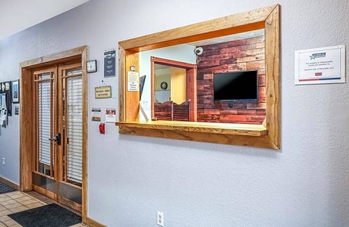 Harvey Hotel | 2-Star Hotel ∙ Americas Best Value Inn Marquette