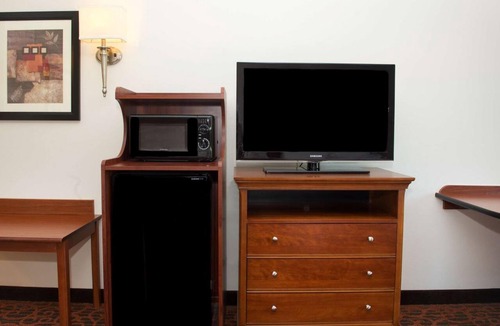 Strabane Hotel | 2 Welcoming Rooms with Breakfast Near Duncan Miller Glass Musuem - 4.6 miles
