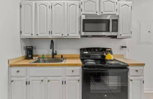 West Philadelphia Apartment | 2BR Apartment Close to Downtown