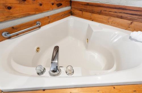 Fancy Gap House | 2BR Cabin with Jacuzzi and Mountain Views - Cabin 5