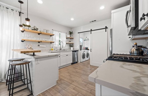 Central Sacramento House | 2BR Urban Retreat w/Netflix & Laundry, near DT Sac