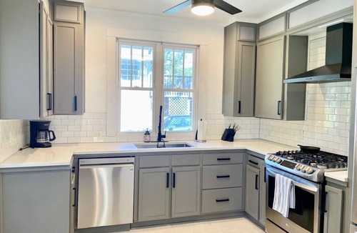 East Hill House | 3 bedroom East Hill home 1 block from Bayview Park
