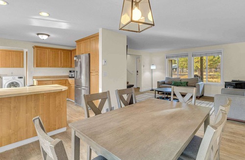 Oregon Water Wonderland House | 3 Bedroom family home near Sunriver. AC, Pets allowed, Hot tub, large back yard, water crafts to use! Access to Deschutes River with HOA pass.