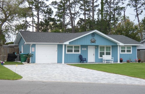 Holiday Beach House | 3+ BR, 2 Kings, Queen, Bonus Room, Walk to Beach, Sleeps 10 in beds - no bunks