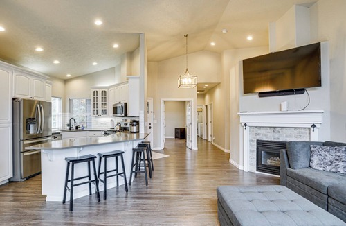 West Salem House | 3 Mi to Dtwn Salem: Cozy Gem w/Sunroom!