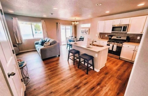 Southeast Colorado Springs House | 3 min to Airport Gates Pet Friendly Townhouse