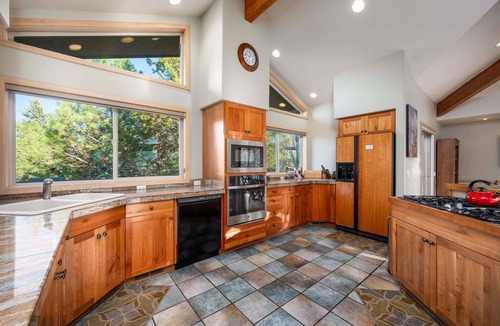 Sunriver House | 3 Mulligan - Hot Tub with Wooded Views, Wine Cellar, SHARC passes, Comfort & Style