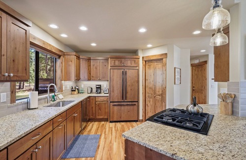 Sunriver House | 3 Tumalo - Heart of Sunriver, Hot Tub, SHARC Passes, Ping Pong, Bikes, Updated