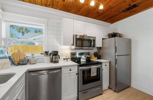 Laguna Beach Estates House | 30ft from Perfect LAGUNA BEACH ~ Directly across the street from Beach Access #83 "Oleander West Cottage"