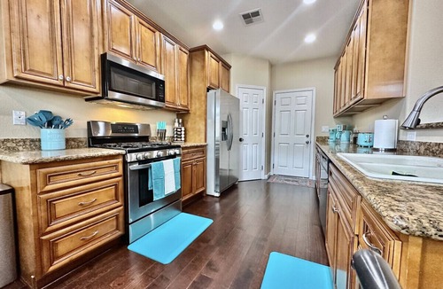 North Natomas House | 3BR · King Bed · Garage · 10 Min to Airport and Downtown