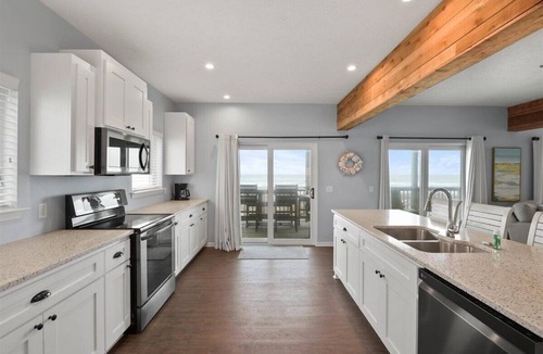 Lullwater Beach On Gulf Of Mexico House | 4 Bedroom Beachfront Home Near Pier Park! Gorgeous Unit with 2 Master Bedrooms. Sleeps 10!