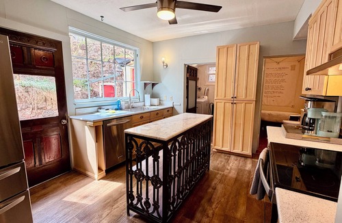 Manitou Springs House | 4 Bedrooms w/All En-Suite BA ~ 2 Blocks to Cog Railway~ Incline~ Large Hot Tub
