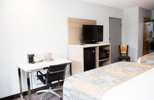 Mary Esther Hotel | 4 Double Queen Rooms | Near Gulfarium Marine Adventure Park | Free Parking
