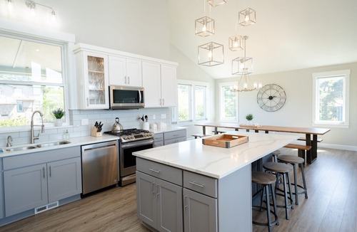 Roads End House | 5-en-Suite Bedroom Beach House in Roads End, Ocean Views, Hot Tub, Fire Pit
