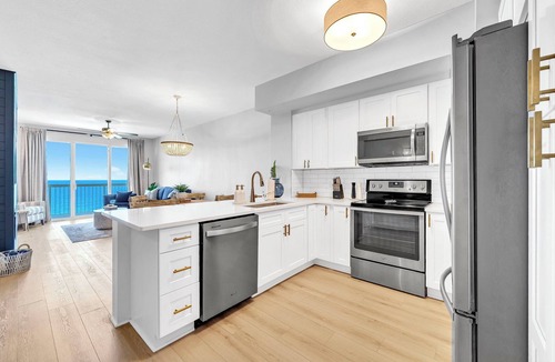 Miramar Beach Condo | 5 Star Stays Stocked Luxury Retreat 2 Kg Suites