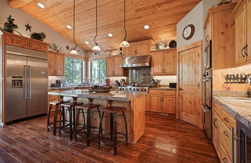 Sunriver House | 5 Vine Maple - Gorgeous! Hot Tub, Theater Room, Golf Course, A/C, SHARC Passes, Bikes