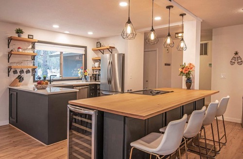 Sunriver House | 5 Wickiup - Hot Tub, Updated, Ping Pong, SHARC Passes, Bikes