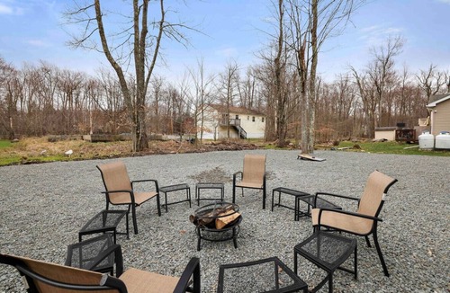 Tobyhanna House | 5BR w/Game Room Near Camelback & Kalahari | 2-Min Walk to Lake, Family Fun