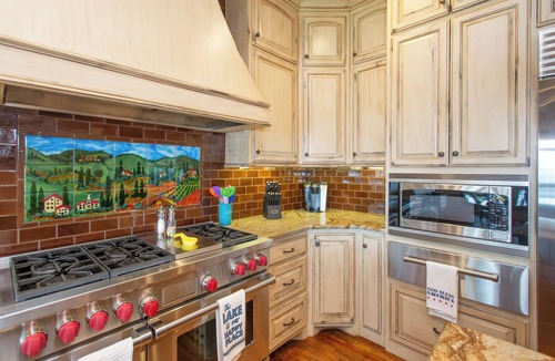 Enchanted Oaks House | 6 Bed 6 Bathroom!Stunning Oasis on the shores of Cedar Creek Lake