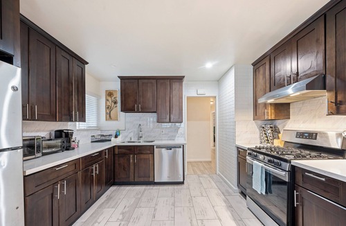 Hayward House | 7 Bed Single Level Home+Detached Casita, Game Room, Fire-pit, Free Parking/Wi-fi