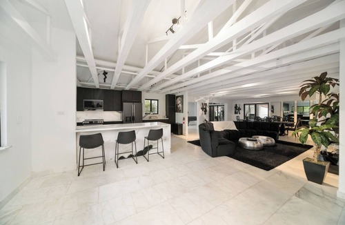 East Little Havana House | 8BR Mansion Near Kiki on the River, Home Cinema, Gym, Private Pool, BBQ