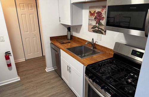 Echelon Condo | A Beauty 1-bedroom condo in serene Voorhees Township with AC
