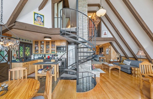 Marion Ski Chalet | A-frame amazing mtn views, hot tub, game room, BRParkway Burnsvillle & hiking