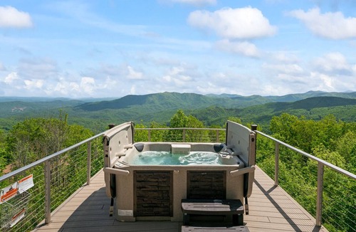 Marion Ski Chalet | A-frame amazing mtn views, hot tub, game room, BRParkway Burnsvillle & hiking