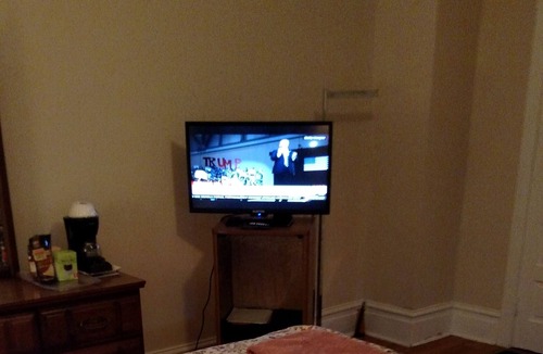 Harrisburg Apartment | A LARGE FURNISHED Guest Room W Bath. NO SHARES. 10 minutes to Capitol.