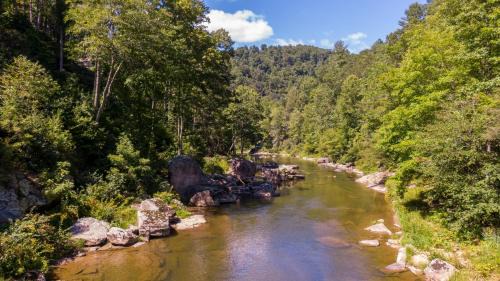 Sugar Grove House | A River Cliff View