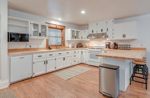 Hathaway Pines Cabin | ABOVE IT ALL - UNIQUE MOUNTAIN RETREAT SLEEPS 15 W/REC ROOM